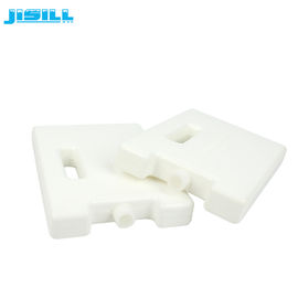 Las bolsas de hielo plásticas blancas que refrescan el gel Liquild para la comida congelada en un bolso más fresco